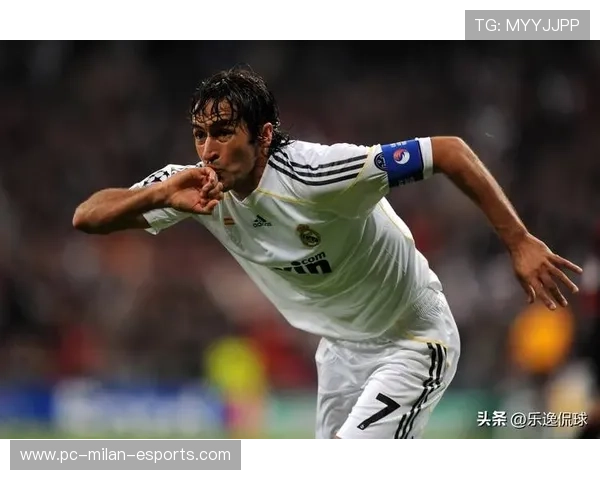 足球五号球星背景图片展现世界足坛传奇人物的风采与激情