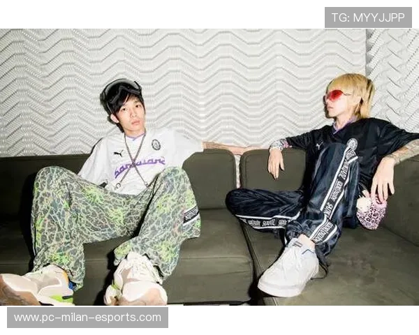 足球巨星携手亮相 共谱绿茵传奇时刻 合影展示默契与友谊